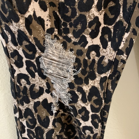 YMI Jeans Distressed Leopard Print Medium Jogger Jean High Rise Pockets New - Picture 10 of 14
